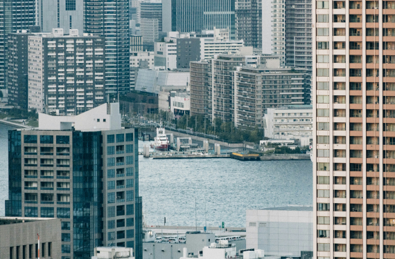Immobilien als eigene Anlageform im Portfolio – mit spezifischen Chancen, Risiken und Einflussfaktoren.