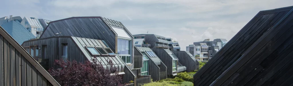 Stadtblick aus moderner Wohnung auf Häuserblöcke
