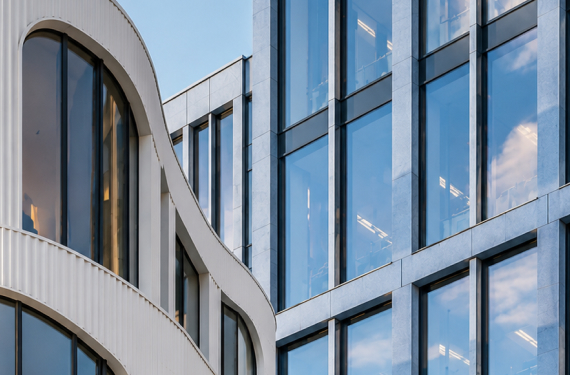 Analyse einer Immobilie mit Grundriss und Unterlagen als Grundlage für Entscheidungen im Asset und Property Management